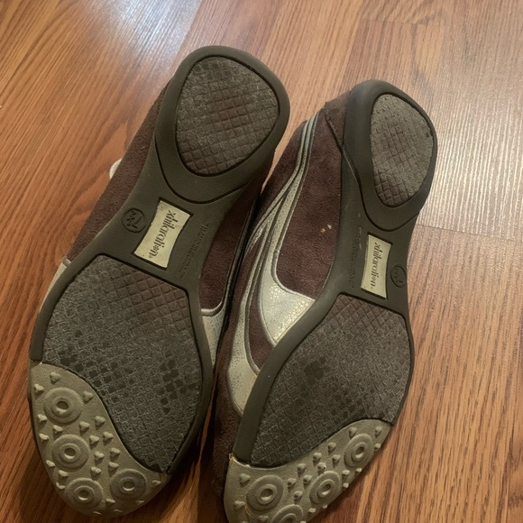 Brown and Cream sneakers. Size 7.5 - Picture 3 of 3